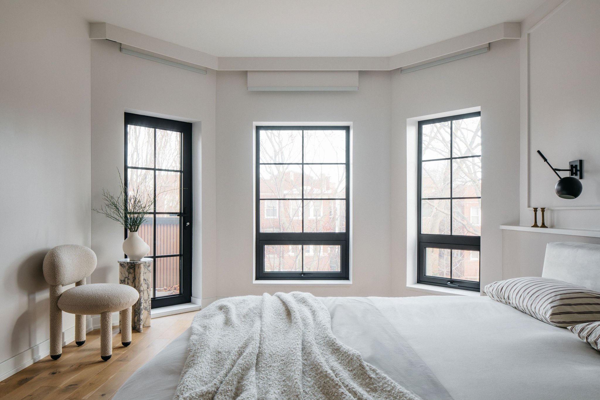 Black-frame windows in a primary bay